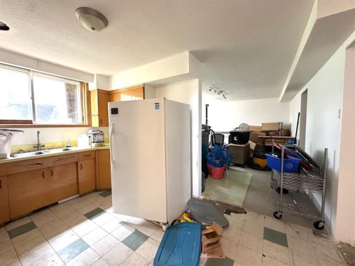 400 Strom Street, Heisler, AB - Indoor Photo Showing Kitchen With Double Sink