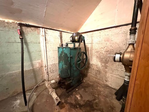 400 Strom Street, Heisler, AB - Indoor