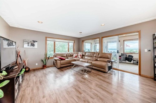 9 Rustic Road, Norglenwold, AB - Indoor Photo Showing Living Room