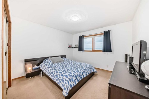 9 Rustic Road, Norglenwold, AB - Indoor Photo Showing Bedroom