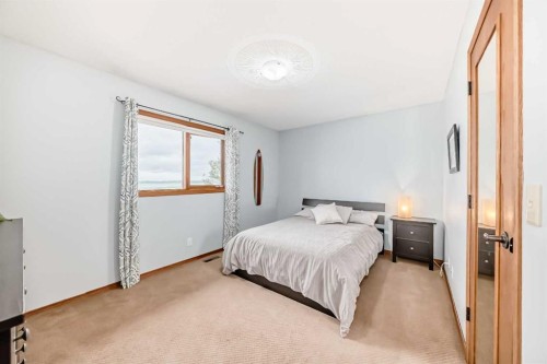 9 Rustic Road, Norglenwold, AB - Indoor Photo Showing Bedroom