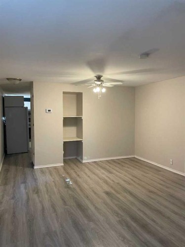 202 Railway Avenue, Veteran, AB - Indoor Photo Showing Other Room