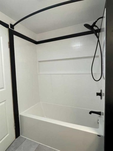 202 Railway Avenue, Veteran, AB - Indoor Photo Showing Bathroom