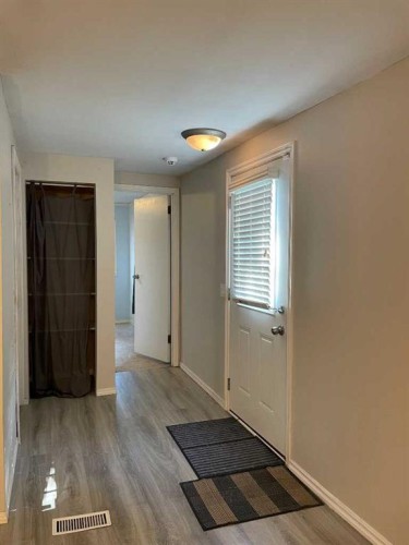 202 Railway Avenue, Veteran, AB - Indoor Photo Showing Other Room