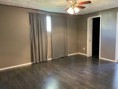 202 Railway Avenue, Veteran, AB - Indoor Photo Showing Other Room