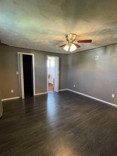 202 Railway Avenue, Veteran, AB - Indoor Photo Showing Other Room