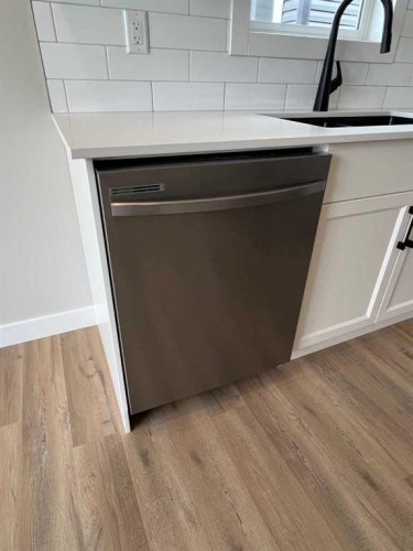 3 Gray Close, Sylvan Lake, AB - Indoor Photo Showing Kitchen