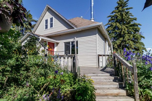 1321 Flemming Avenue  Penhold, AB T0M 1R0