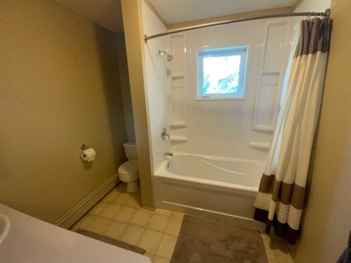 231052 330 Township, Rural Kneehill County, AB - Indoor Photo Showing Bathroom