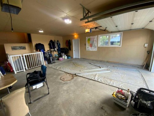 231052 330 Township, Rural Kneehill County, AB - Indoor Photo Showing Garage