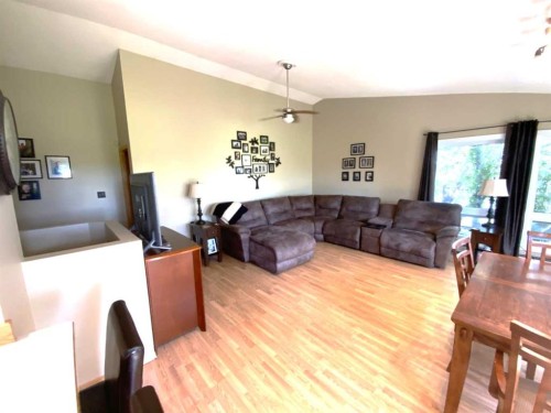 231052 330 Township, Rural Kneehill County, AB - Indoor Photo Showing Living Room