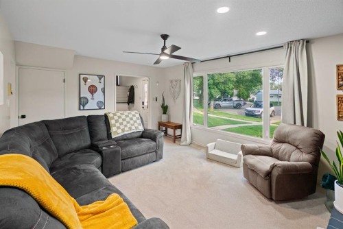 4212 59 Street Close, Camrose, AB - Indoor Photo Showing Living Room