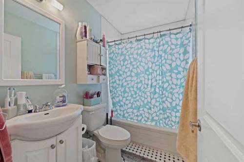 2311 16 Street Sw, Calgary, AB - Indoor Photo Showing Bathroom