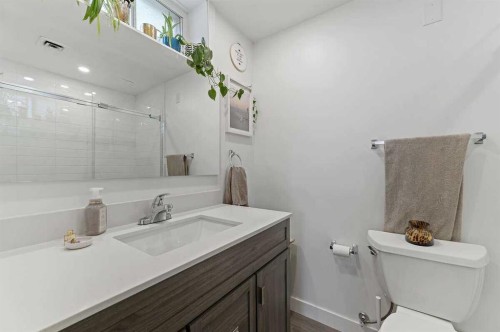 2311 16 Street Sw, Calgary, AB - Indoor Photo Showing Bathroom