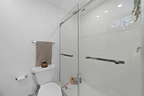 2311 16 Street Sw, Calgary, AB - Indoor Photo Showing Bathroom