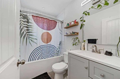 2311 16 Street Sw, Calgary, AB - Indoor Photo Showing Bathroom