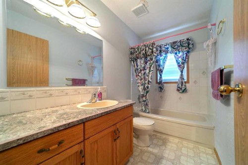 5406 62 Street, Camrose, AB - Indoor Photo Showing Bathroom