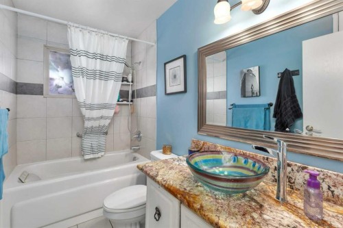 404 3 Avenue Sw, Sundre, AB - Indoor Photo Showing Bathroom