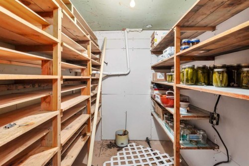 404 3 Avenue Sw, Sundre, AB - Indoor With Storage
