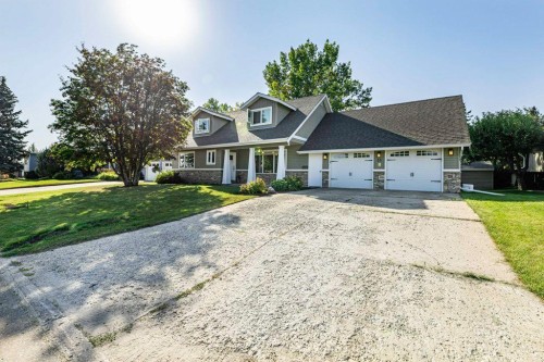 33 FAIRWAY Drive  Lacombe, AB T4L 1R4