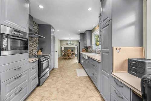 33 Fairway Drive, Lacombe, AB - Indoor Photo Showing Kitchen With Upgraded Kitchen