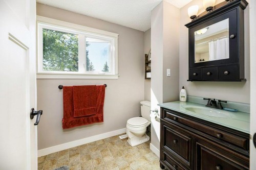 33 Fairway Drive, Lacombe, AB - Indoor Photo Showing Bathroom