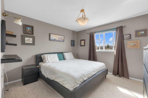 21 Hunter Road, Sylvan Lake, AB - Indoor Photo Showing Bedroom