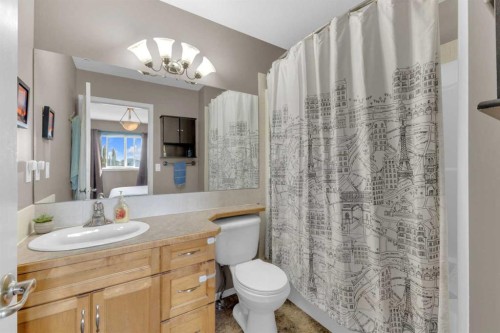 21 Hunter Road, Sylvan Lake, AB - Indoor Photo Showing Bathroom