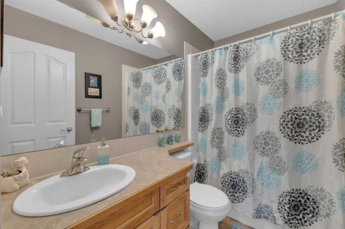 21 Hunter Road, Sylvan Lake, AB - Indoor Photo Showing Bathroom