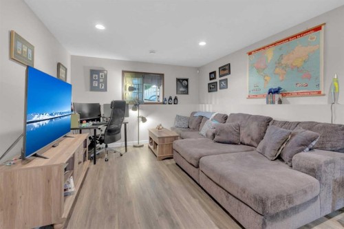 21 Hunter Road, Sylvan Lake, AB - Indoor Photo Showing Living Room