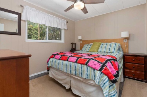 504 5Th Street, Norris Beach, AB - Indoor Photo Showing Bedroom