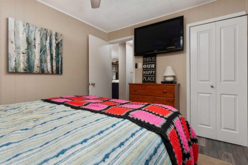 504 5Th Street, Norris Beach, AB - Indoor Photo Showing Bedroom