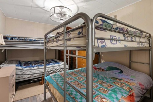 504 5Th Street, Norris Beach, AB - Indoor Photo Showing Bedroom