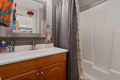 504 5Th Street, Norris Beach, AB - Indoor Photo Showing Bathroom