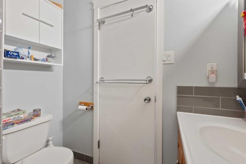 504 5Th Street, Norris Beach, AB - Indoor Photo Showing Bathroom
