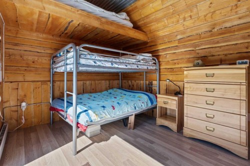 504 5Th Street, Norris Beach, AB - Indoor Photo Showing Bedroom