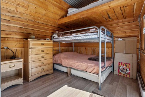 504 5Th Street, Norris Beach, AB - Indoor Photo Showing Bedroom