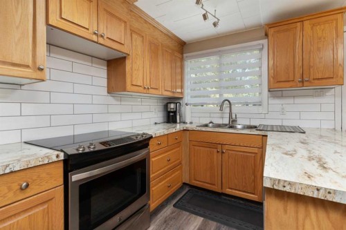 504 5Th Street, Norris Beach, AB - Indoor Photo Showing Kitchen With Double Sink