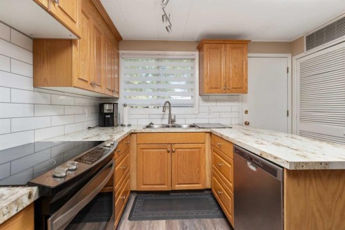 504 5Th Street, Norris Beach, AB - Indoor Photo Showing Kitchen With Double Sink With Upgraded Kitchen