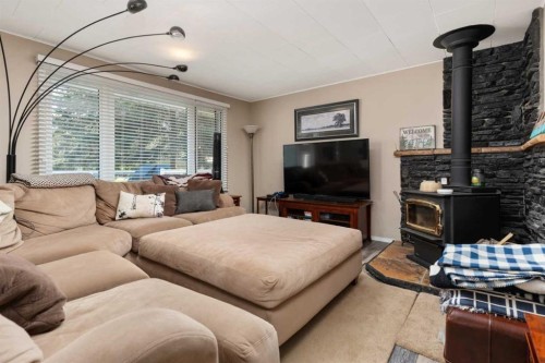 504 5Th Street, Norris Beach, AB - Indoor Photo Showing Living Room