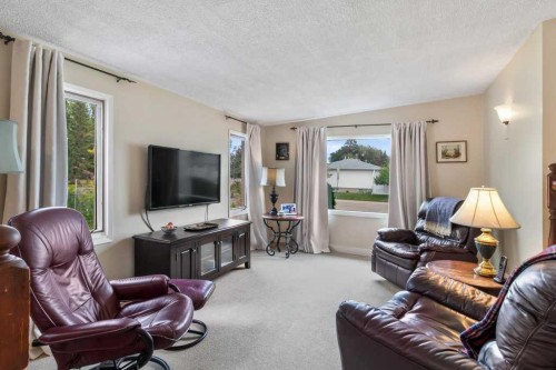 3948 35A Avenue, Red Deer, AB - Indoor Photo Showing Living Room