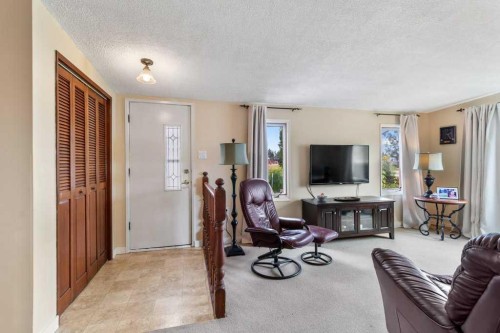 3948 35A Avenue, Red Deer, AB - Indoor Photo Showing Living Room