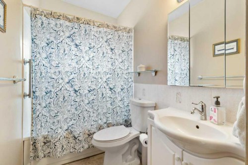 3948 35A Avenue, Red Deer, AB - Indoor Photo Showing Bathroom