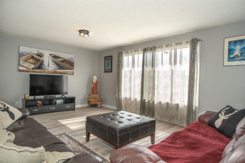 5011 51St Ave, Bashaw, AB - Indoor Photo Showing Living Room