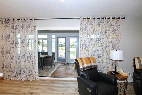 108 Marina Bay Court, Sylvan Lake, AB - Indoor Photo Showing Living Room