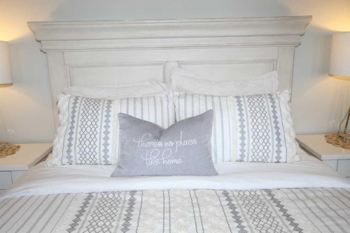 108 Marina Bay Court, Sylvan Lake, AB - Indoor Photo Showing Bedroom