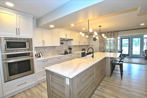 108 Marina Bay Court, Sylvan Lake, AB - Indoor Photo Showing Kitchen With Upgraded Kitchen