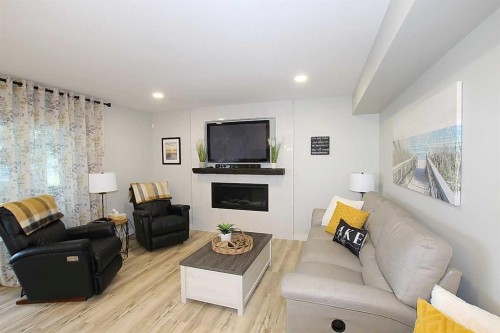 108 Marina Bay Court, Sylvan Lake, AB - Indoor Photo Showing Living Room