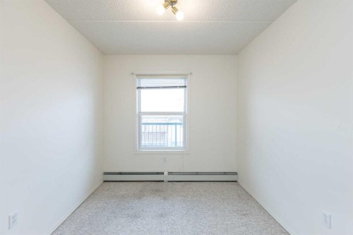 205-4319 49 Street, Innisfail, AB - Indoor Photo Showing Other Room