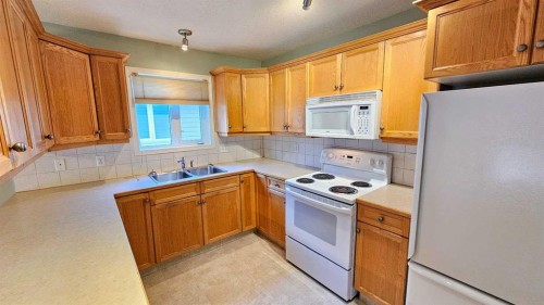621 6 Avenue Sw, Sundre, AB - Indoor Photo Showing Kitchen With Double Sink